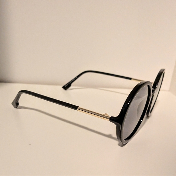 Classic Black Round Sunglasses - Picture 2 of 4